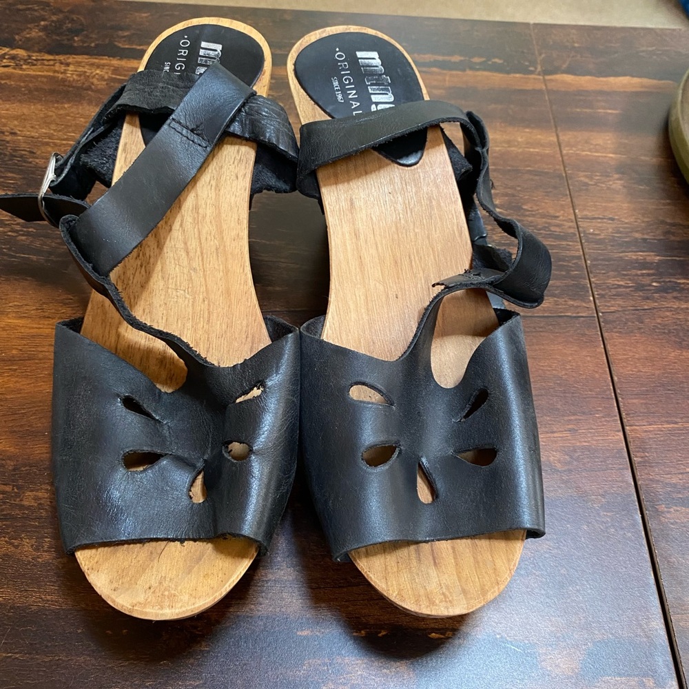 MTNG Originals Clog Sandals T-Strap Open Toe Black Leather Wooden Platform